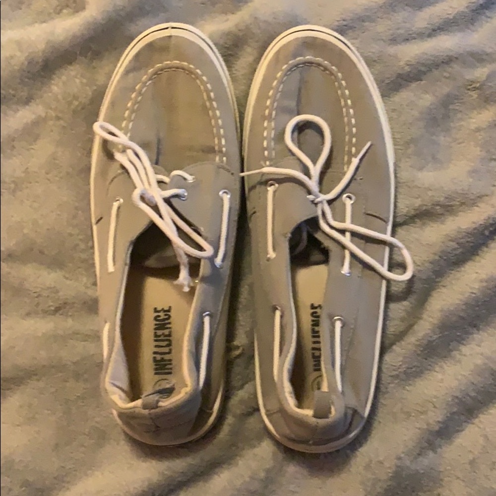 MEN’S SIZE 11 BOAT SHOES Grey)